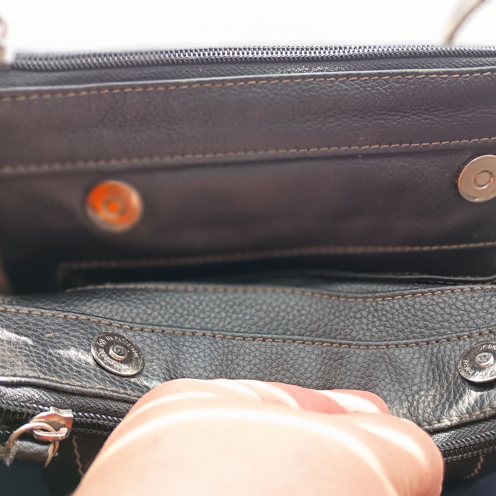 TIGNANELLO Black Crossbody Bag + end  White Stitching. - Picture 9 of 11
